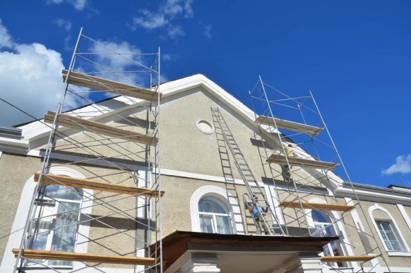 Entreprise pour le ravalement de façade de maison à étages 