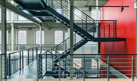 Rénovation de la peinture d’un escalier métallique après décapage 